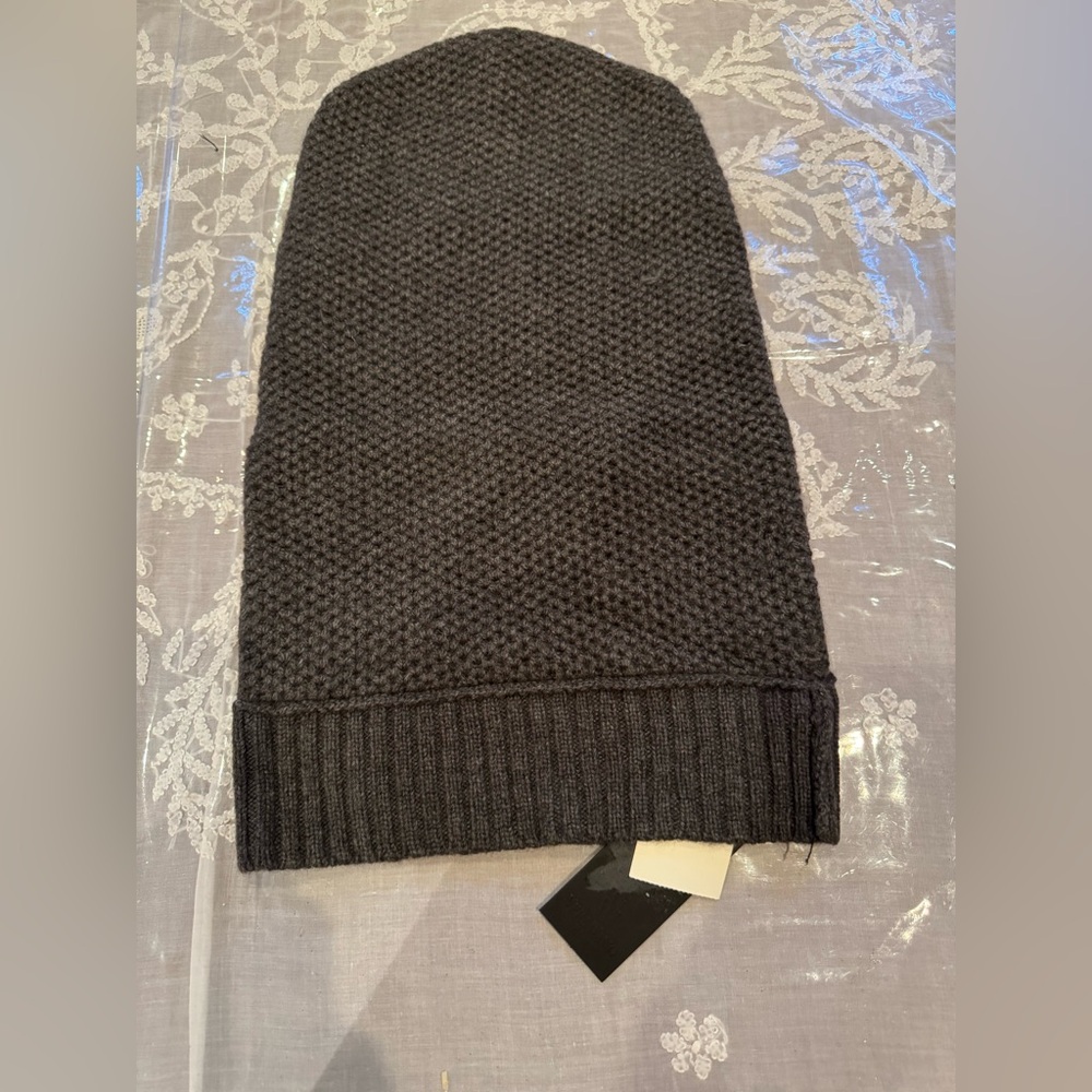 VERA WANG COLLECTION Fine Wool stylish long cap. NWT